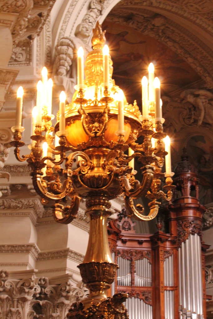 Lamp in the Royal Gallery with pipe organ in the background